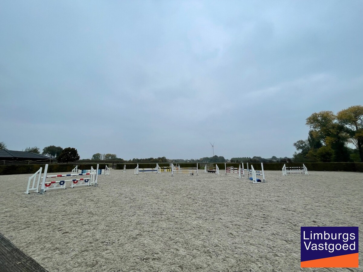 Landelijk gebouwencomplex voor paardenhouderij, op ong. 3ha 50a met stallen, weides/paddock, binnen-en buitenpiste, en woning. 