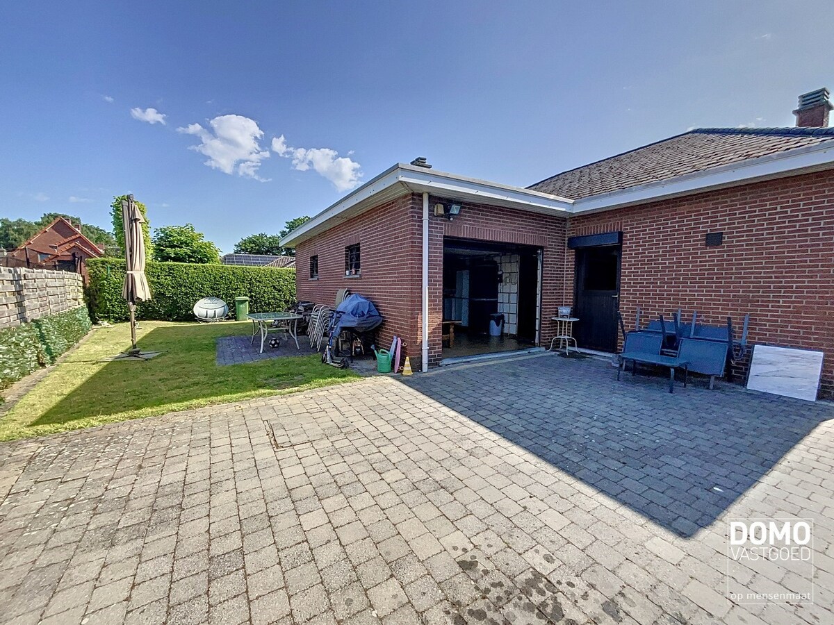 Ruime open bebouwing met tuin en inpandige garage gelegen te Spalbeek. 