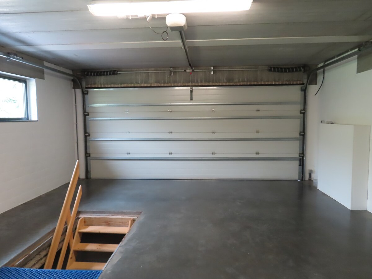 Prachtige villa, rustig gelegen te Houthalen. Dichtbij autosnelwegen en openbaar vervoer. Het centrum van Houthalen op 5 minuten en Hasselt op 15 minuten. 