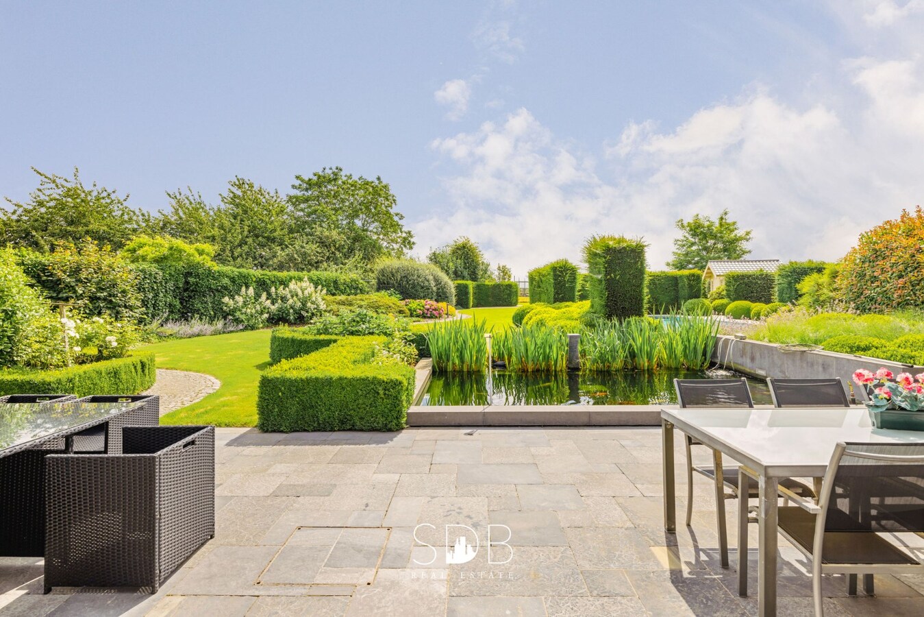 Villa, zwembad, zonnepanelen, luxe vastgoed, sdb real estate