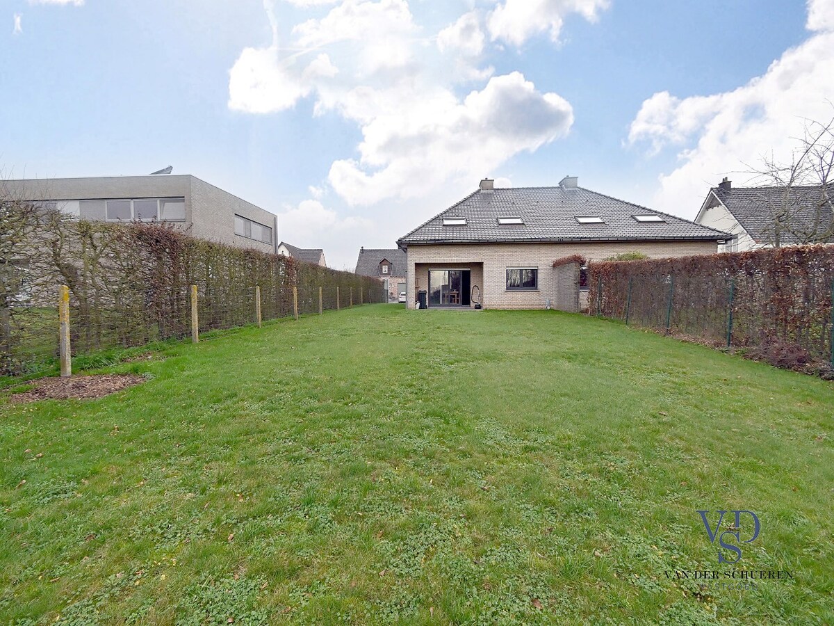 Degelijke, praktische Half Open Bebouwing. 