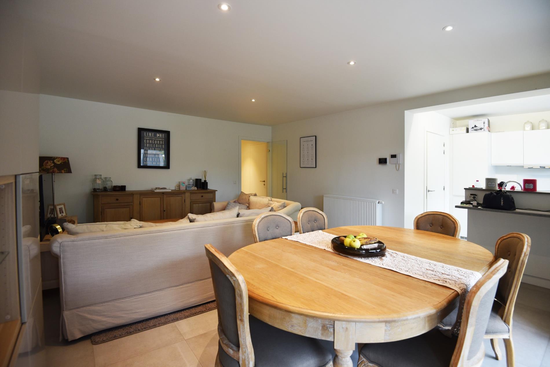 Recent gelijkvloers app. 2 slpks, terras, standplaats en tuin te Lembeke 