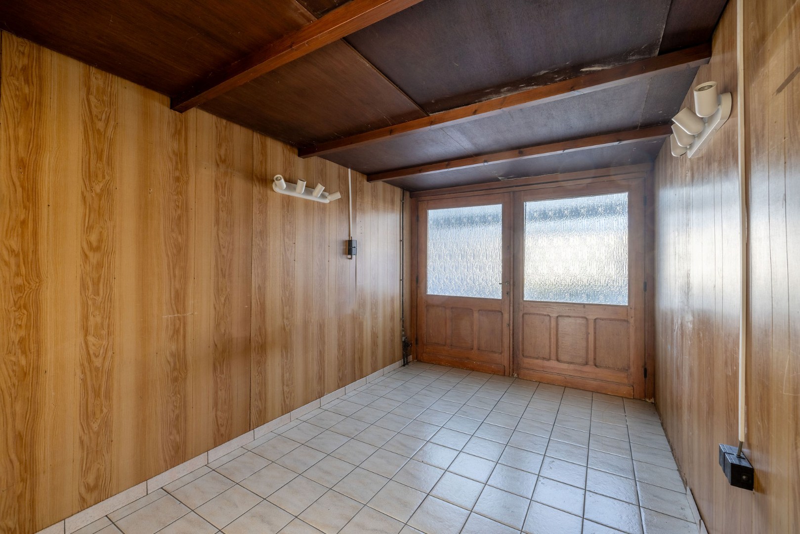 Renovatiepand met 6 slaapkamers, garage en grote zonnige tuin 