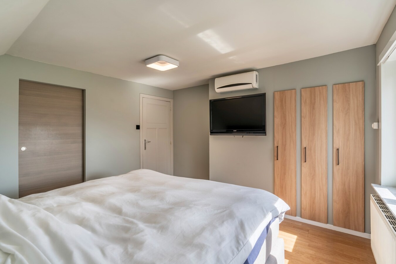 Ruime woning met 4 slaapkamers op een zeer ruim perceel. 