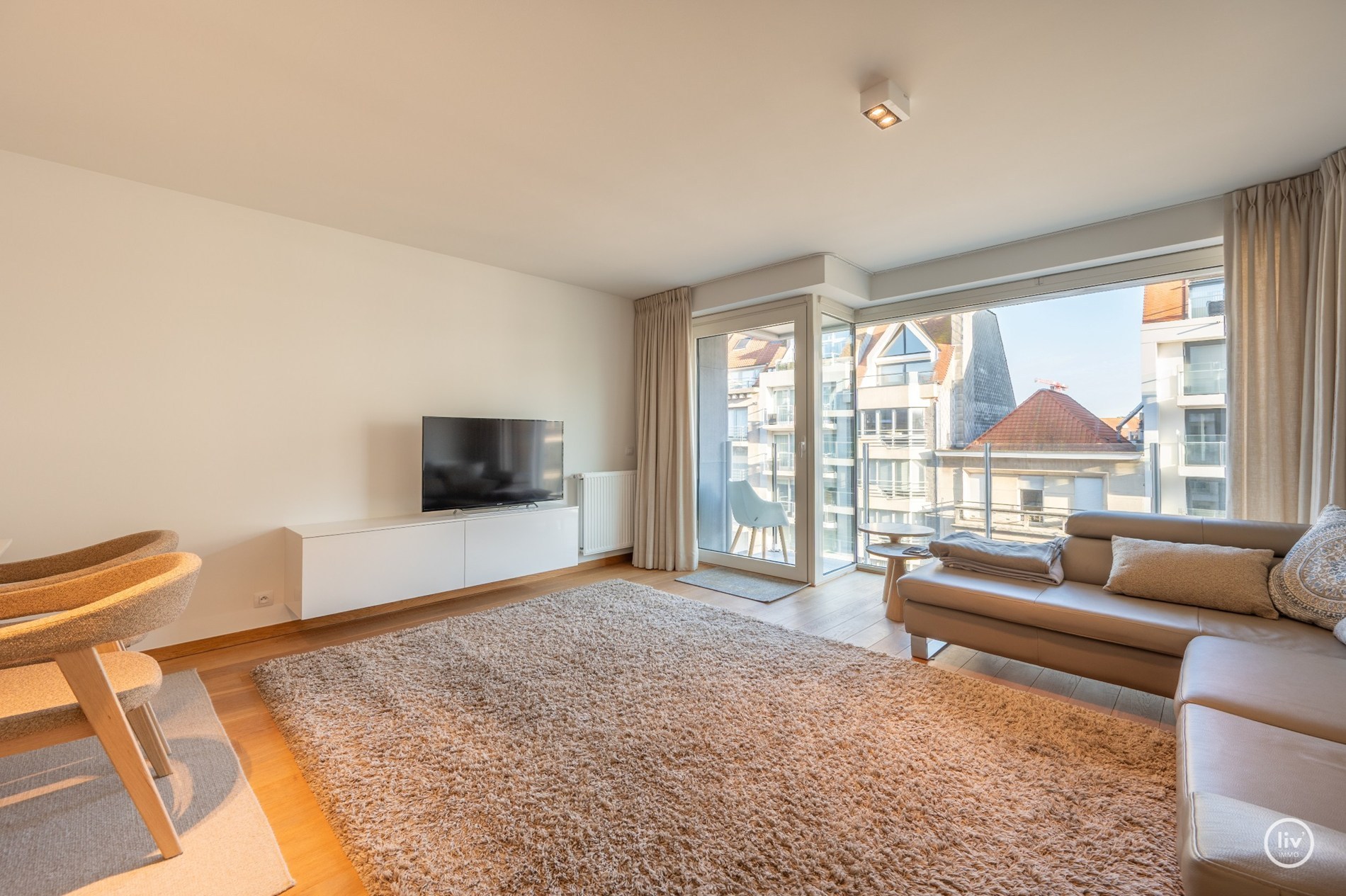 Non meublé - Appartement récent avec une belle largeur de façade situé au centre de la Lippenslaan à Knokke. 