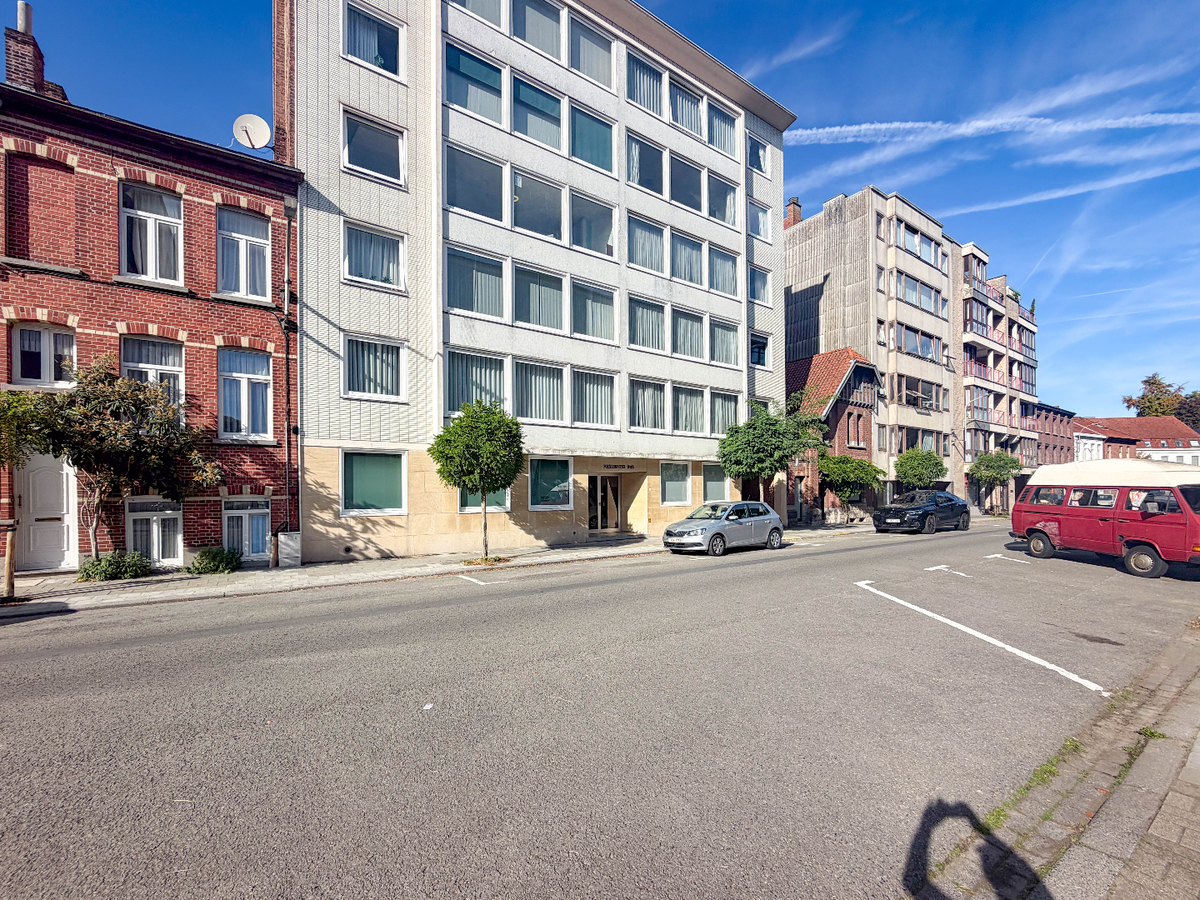 Stijlvol gerenoveerd 3-slaapkamerappartement van 128 m² met garage op topligging in Kortrijk *** NONO INSPIRED *** 