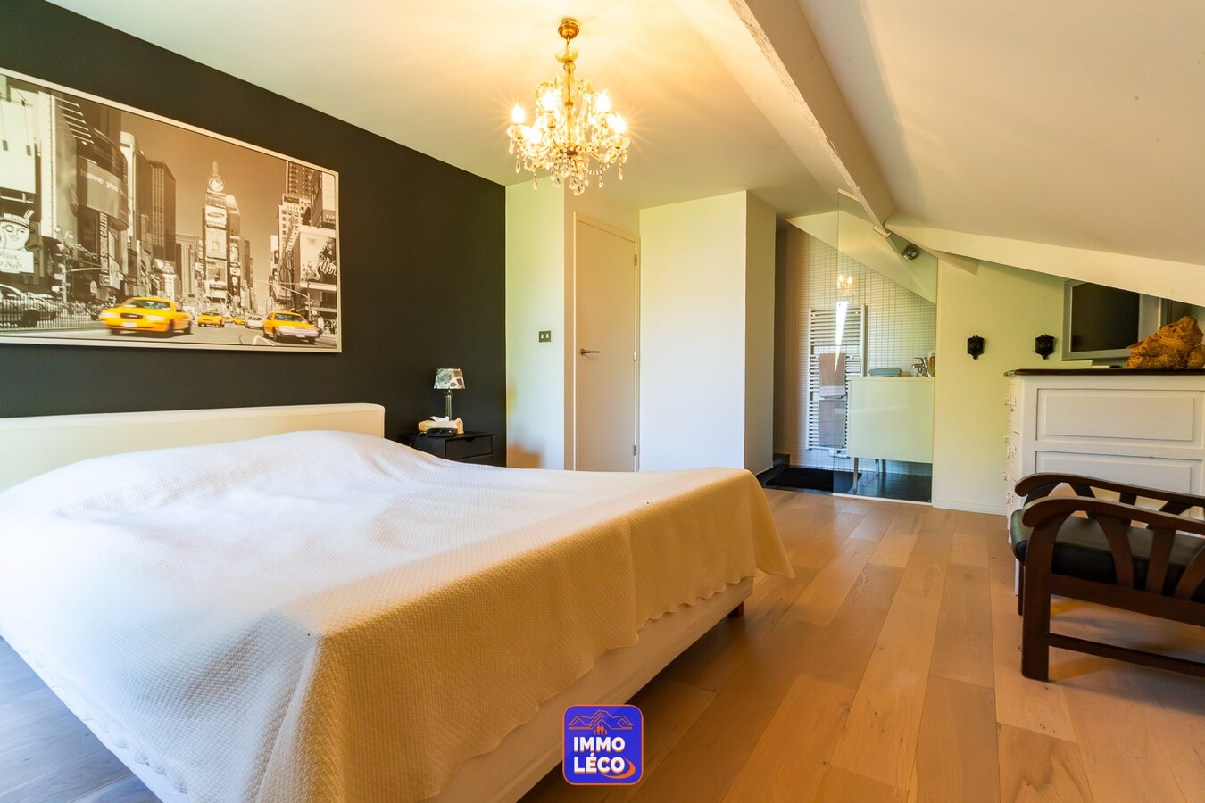 Villa semi Plain-Pied érigée sur 4592m², piscine, 4 garages, parking 10 voitures, ... COUP DE COEUR assuré ! 