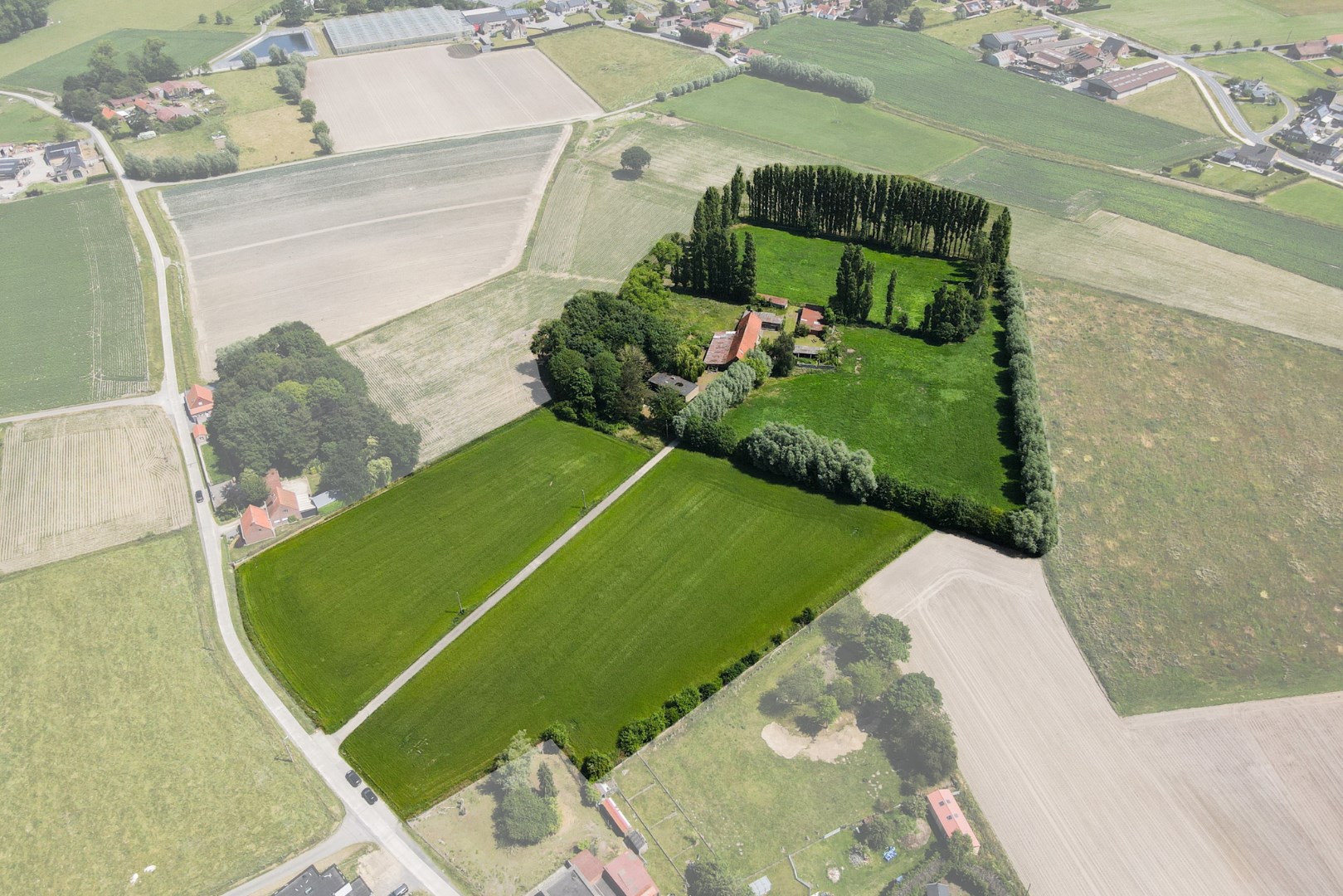 Te renoveren villa met bijgebouwen op landelijke ligging 