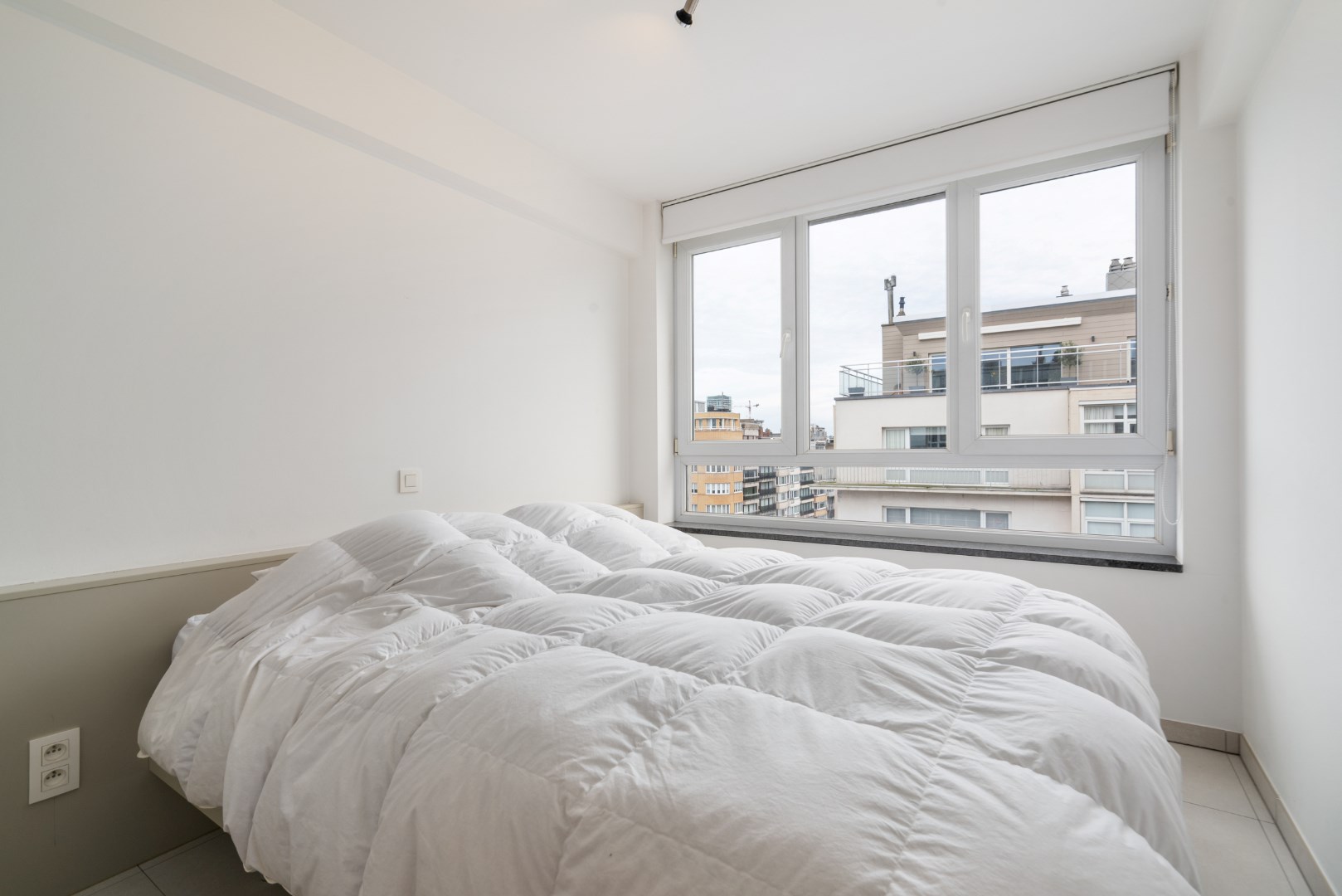 PRACHTIG GERENOVEERD 2-SLAAPKAMER APPARTEMENT OP TOPLIGGING 