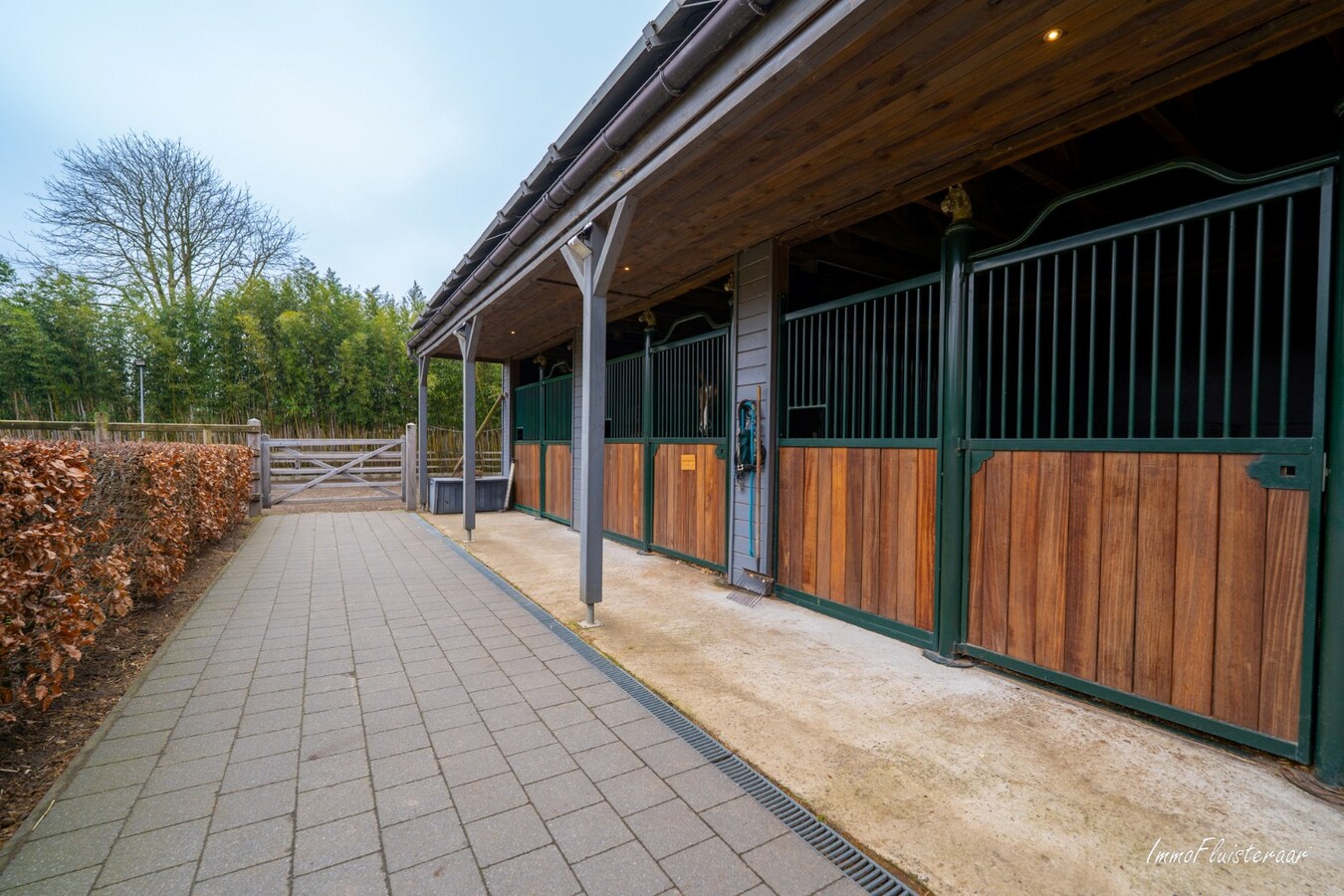 Prestigieuze villa met paardenaccommodatie op ca. 3.237 m2 te Mechelen 