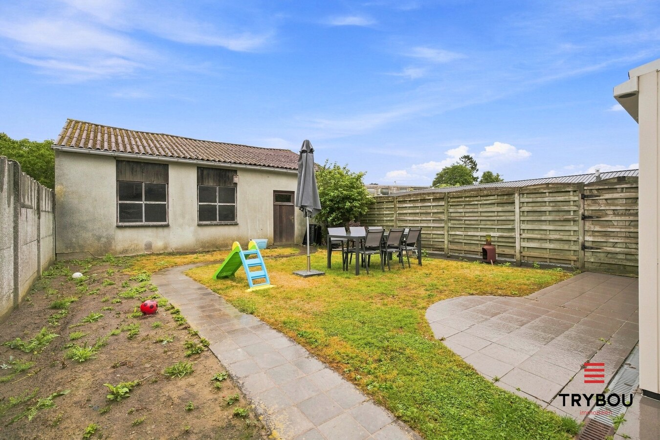 Uitstekende gelegen woning met loods en tuin! 