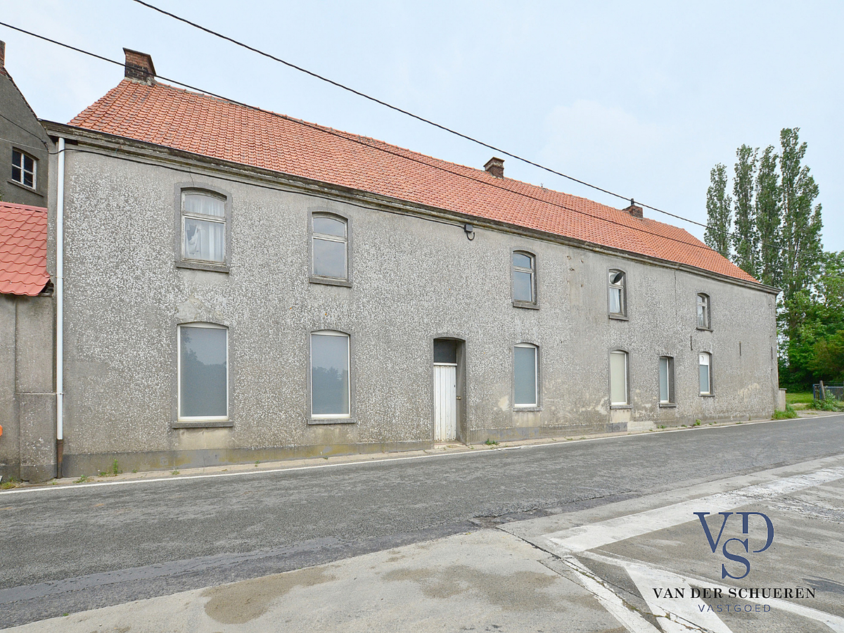 Bouwgrond met een breedte van ca. 45 m langsheen de N425. 