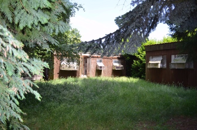 Te strippen / nieuw te bouwen woning en bijgebouwen op 906m² commercieel gelegen te Eeklo 