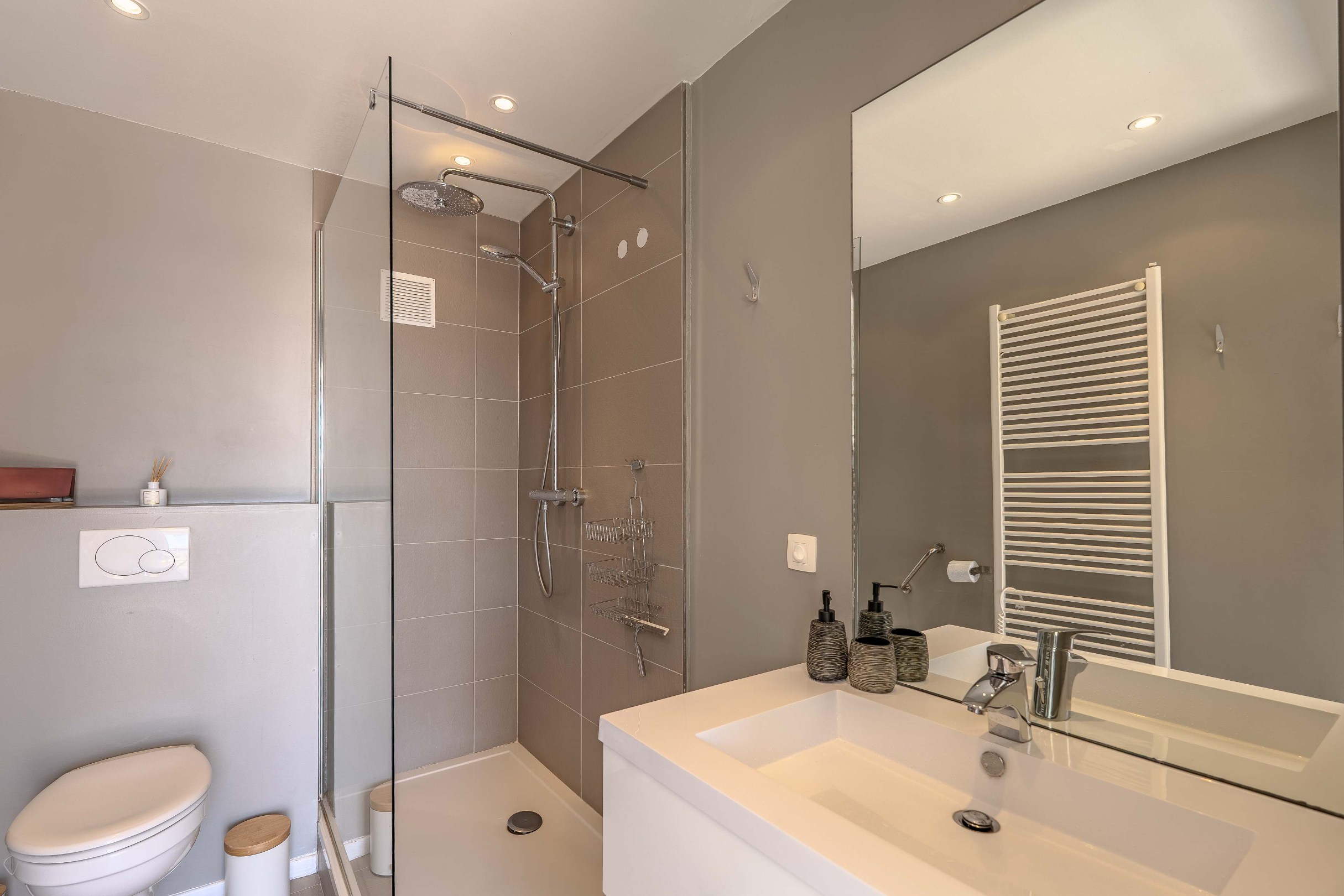 Schitterend penthouse met 2 slaapkamers, ruime terrassen en zijdelings zeezicht. 