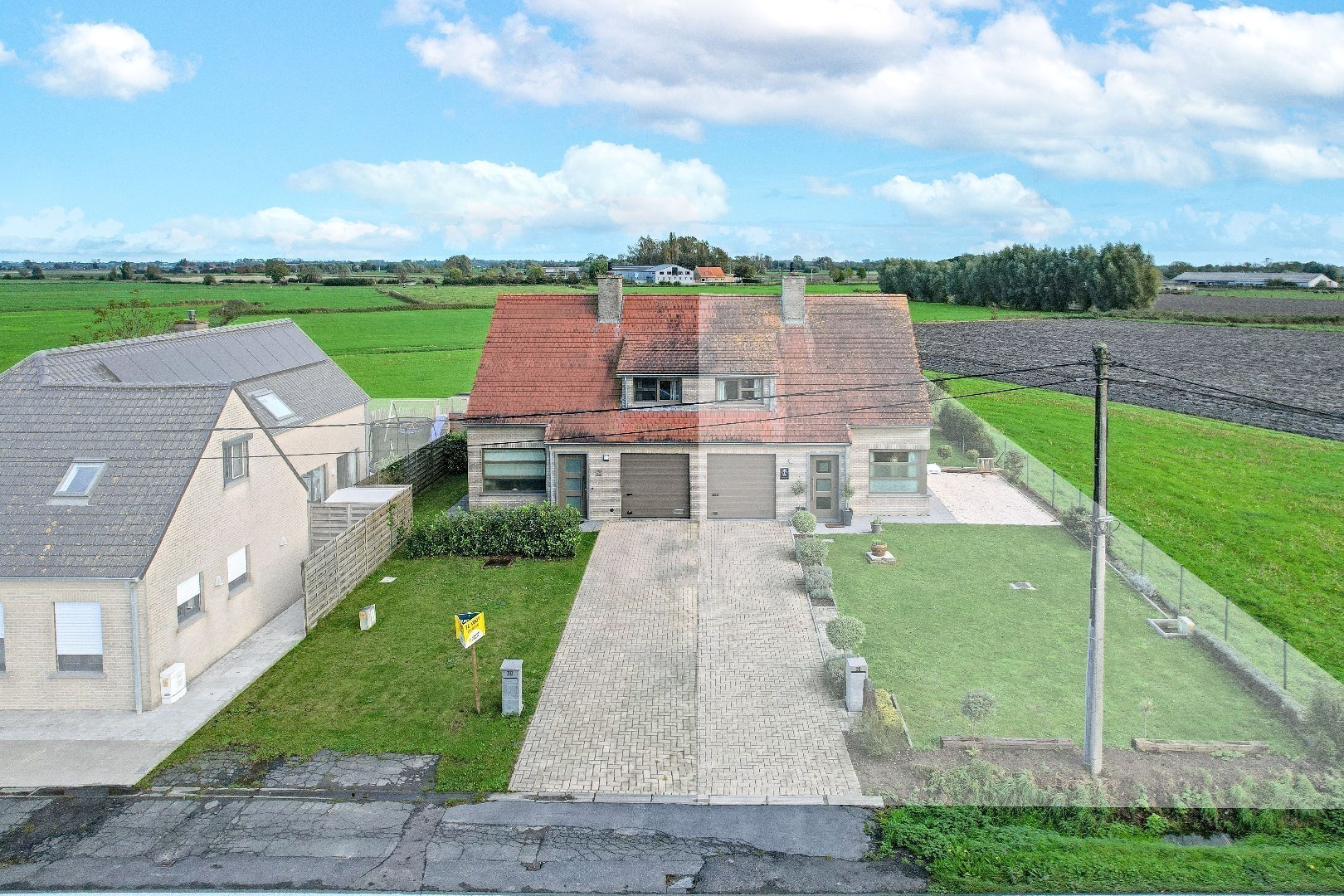 Instapklare halfopen woning met prachtige vergezichten op 386 m² te Nieuwkapelle! 