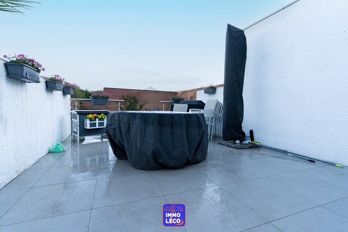 Maison entièrement rénovée avec beaux volumes, terrasse et jardin. 