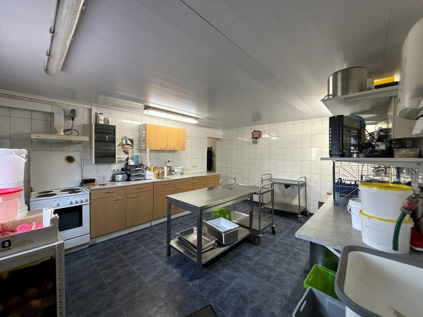 Frituur met volledige inboedel en bovengelegen appartement in Leopoldsburg 