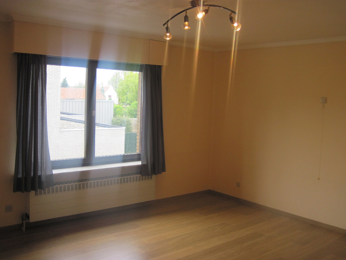 Bijzonder degelijke en ruime Half Open Bebouwing. 