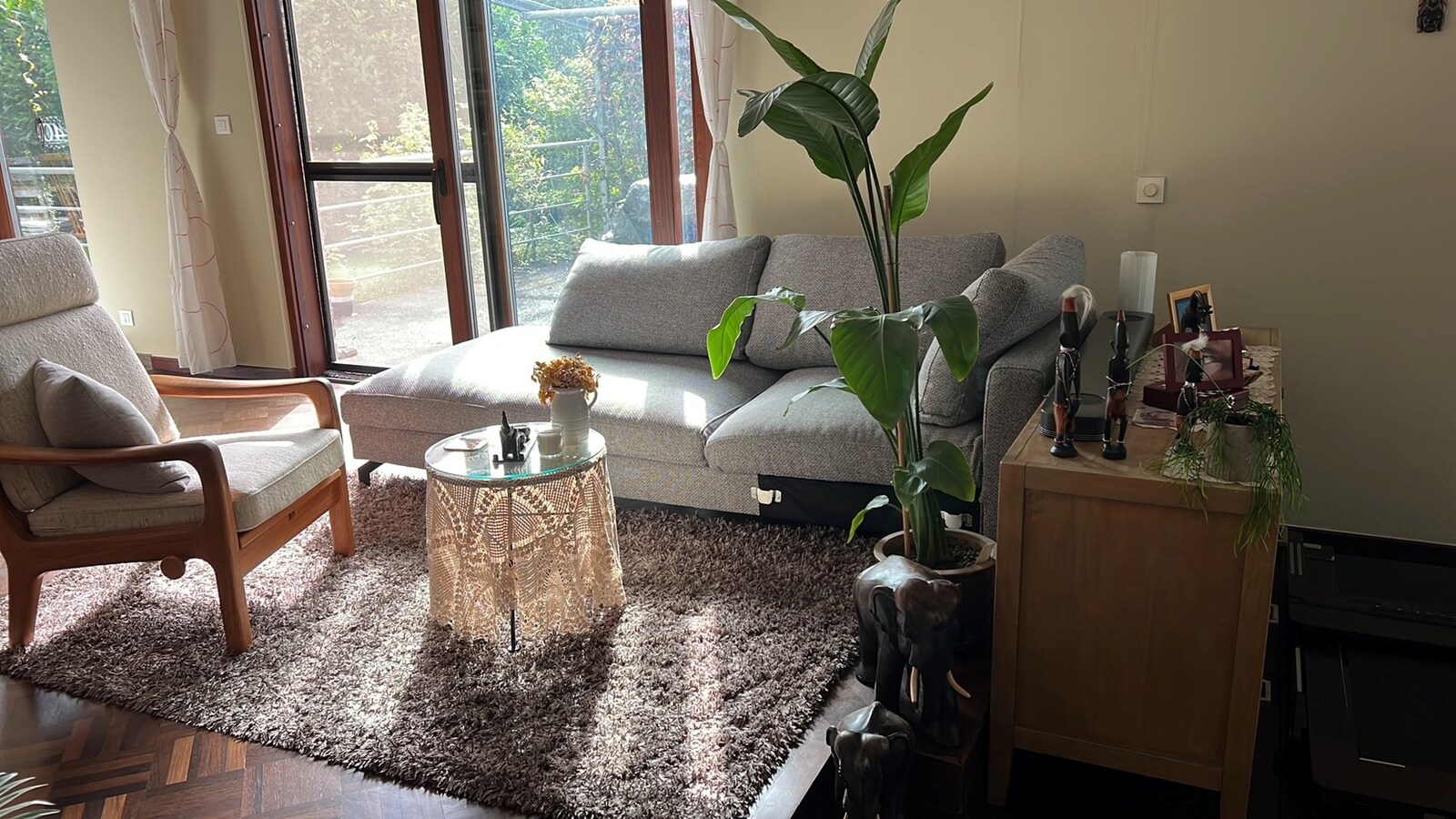 Bemeubelde villa met prachtige tuin 