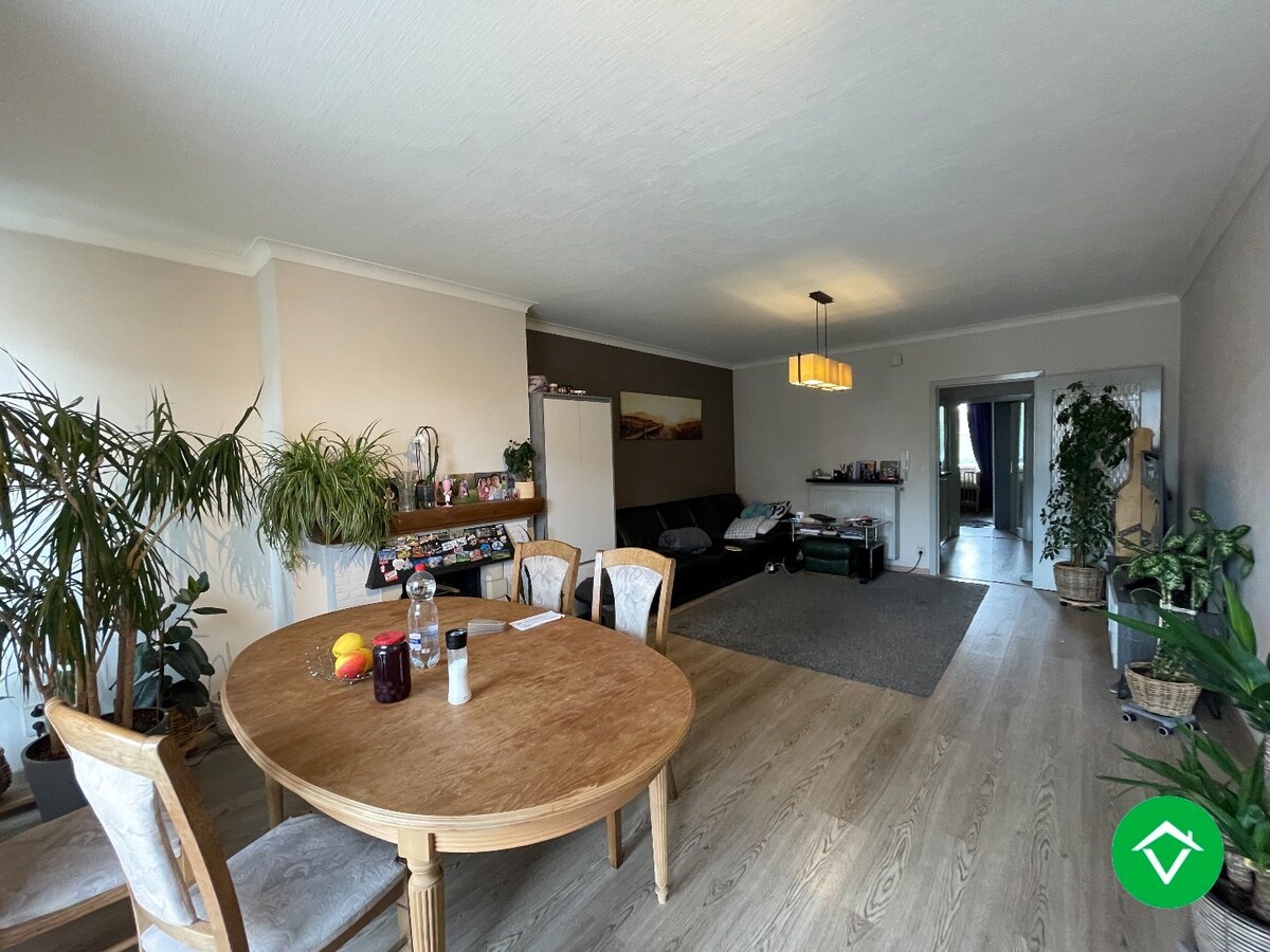 Centraal gelegen appartement met 2 slaapkamers en garage te Roeselare 