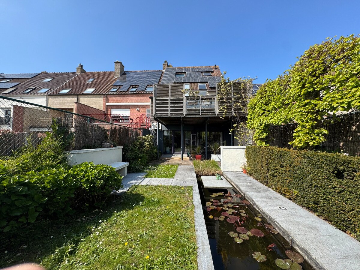 Ruime en veelzijdige bel-étagewoning met 5 slaapkamers, zuidgerichte terrassen en studio/praktijkruimte nabij de zeedijk. 