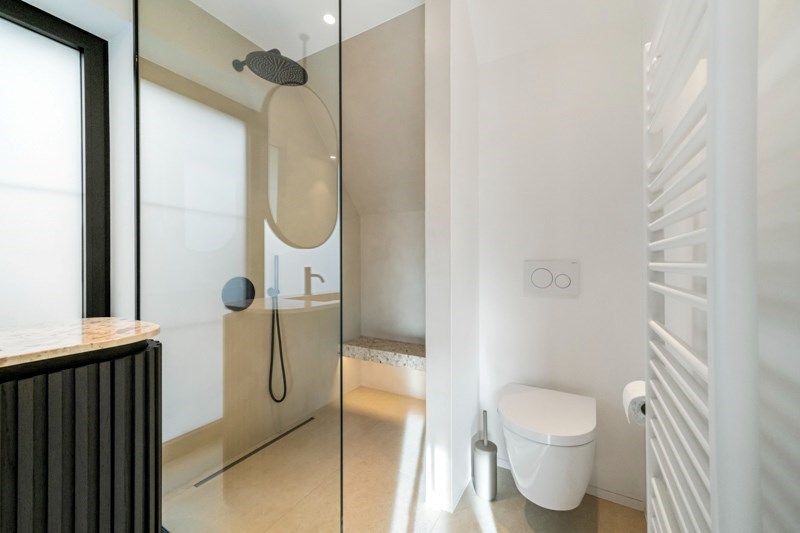 Magnifique villa jumelée récemment rénovée, située au calme entre le centre de Knokke et Le Zoute, avec une parfaite orientation Sud-Ouest. 