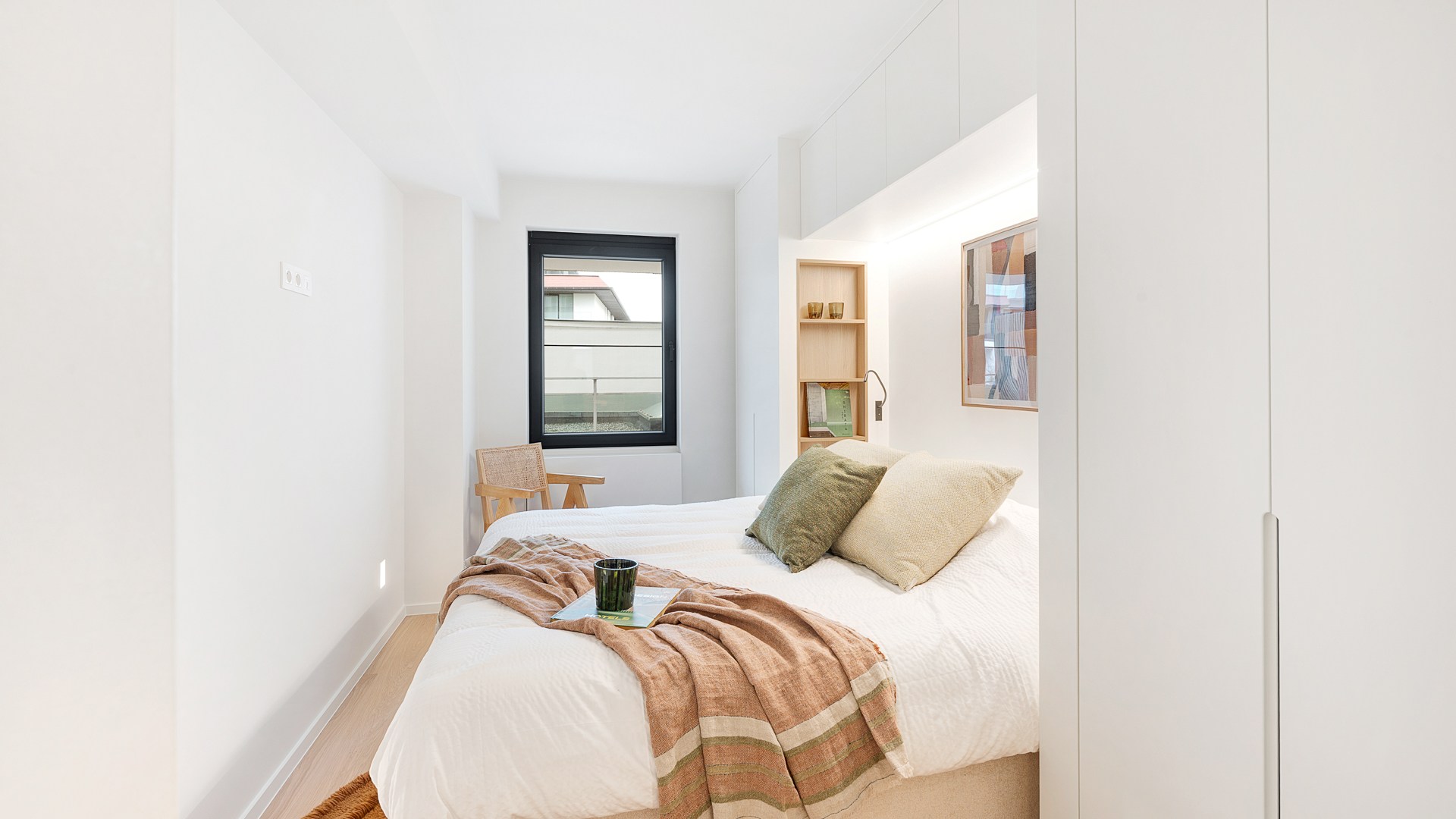 Op een absolute topligging aan de zeedijk in het Zoute bevindt zich dit prachtig gerenoveerde appartement op de eerste verdieping van een standingvolle residentie, met een gevelbreedte van 5,20 meter 