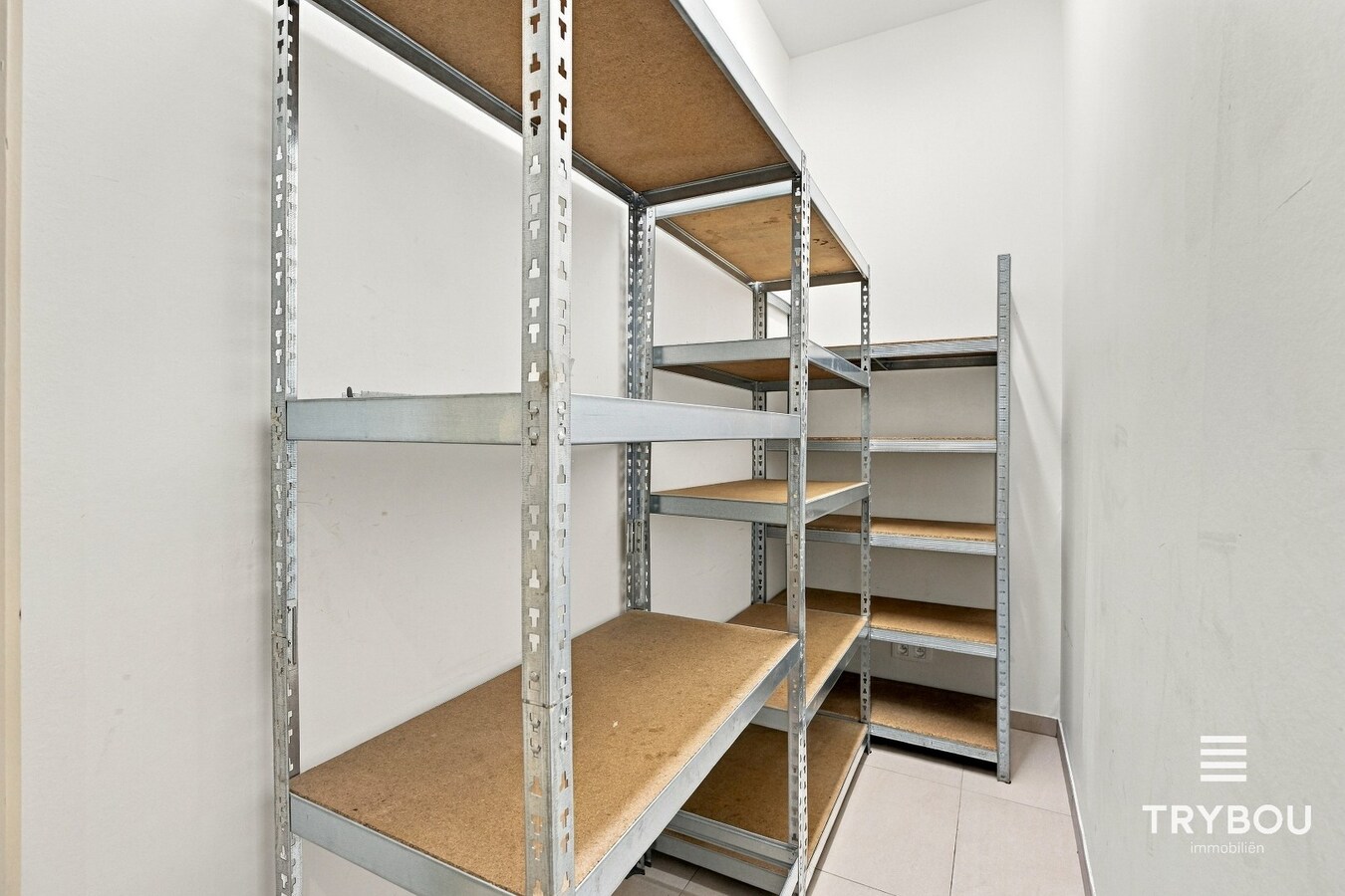 Ruime rijwoning in het centrum van Ieper! 