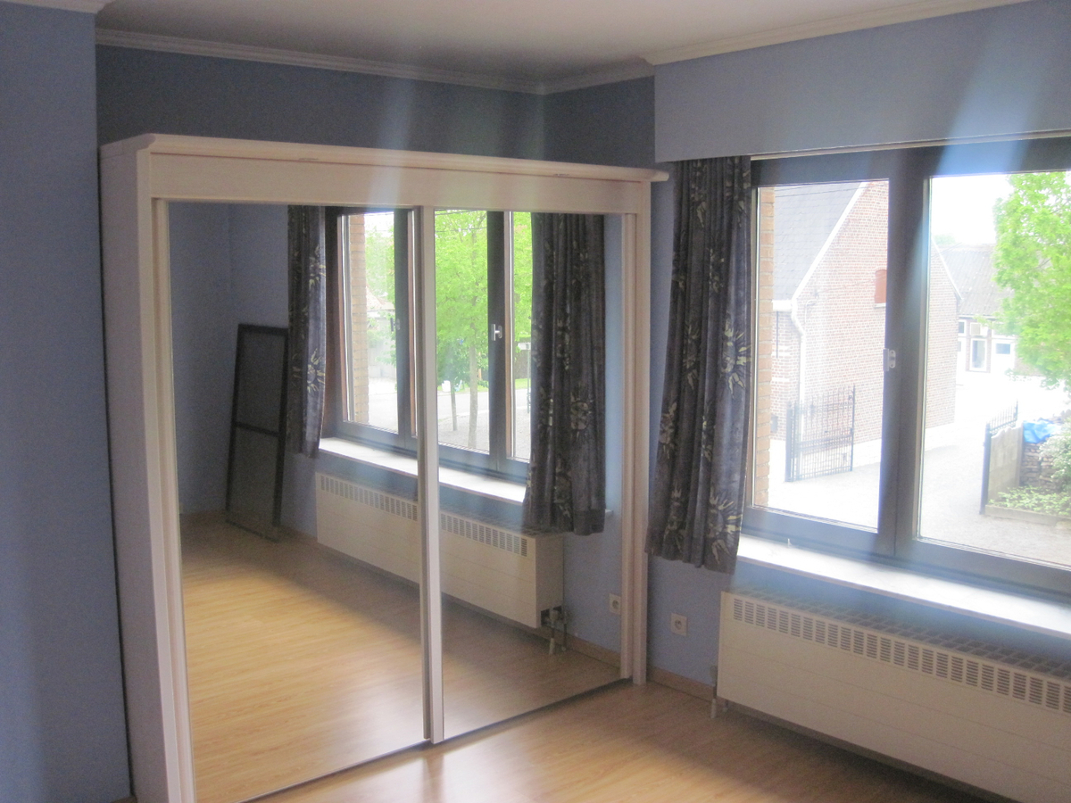 Bijzonder degelijke en ruime Half Open Bebouwing. 