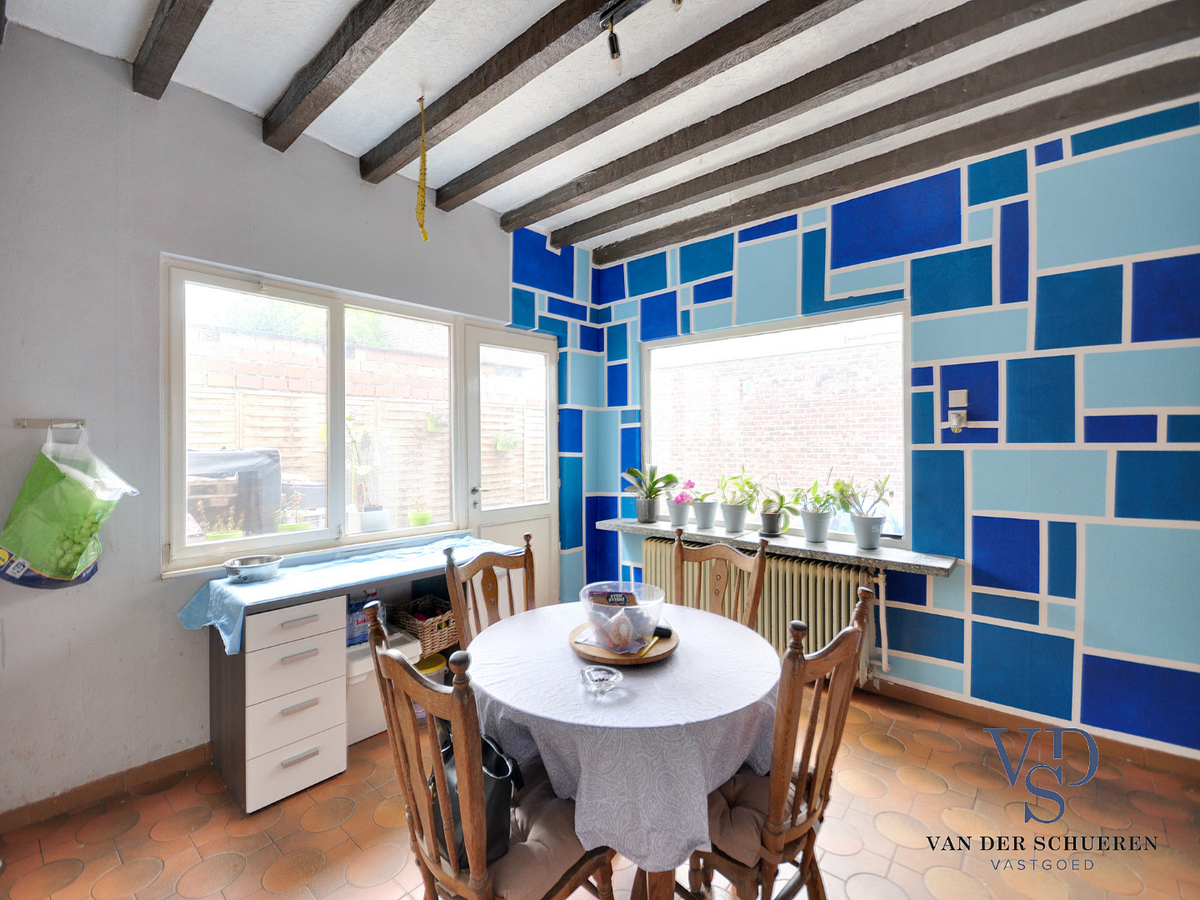 Op te frissen gezinswoning in hartje Gavere ! 