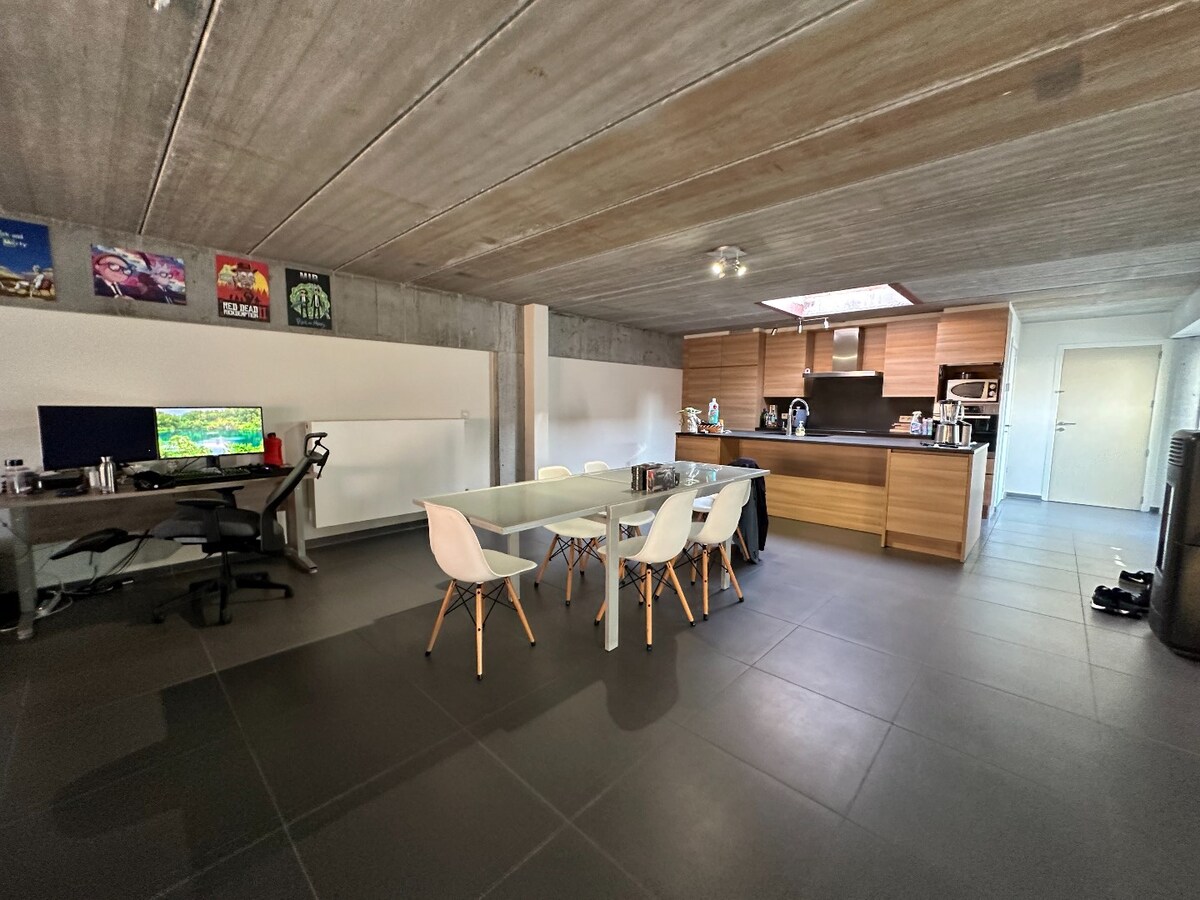 Rustig gelegen, ruim duplex-appartement op een boogscheut van het station. 