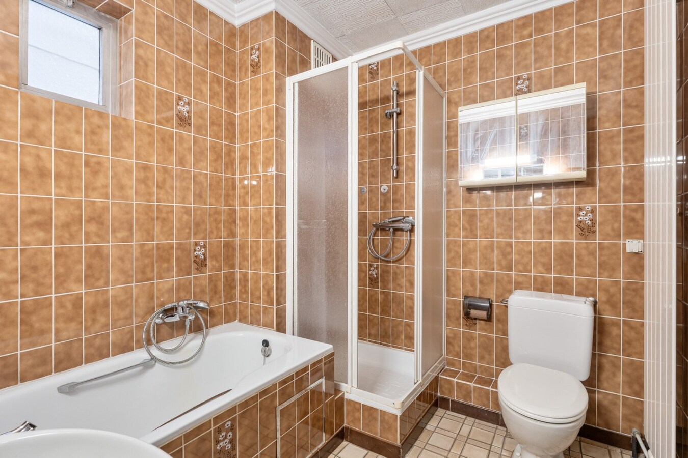 Centraal gelegen gebouw bestaande uit een handelspand op het gelijkvloers en een bovenliggend duplex-appartement! 