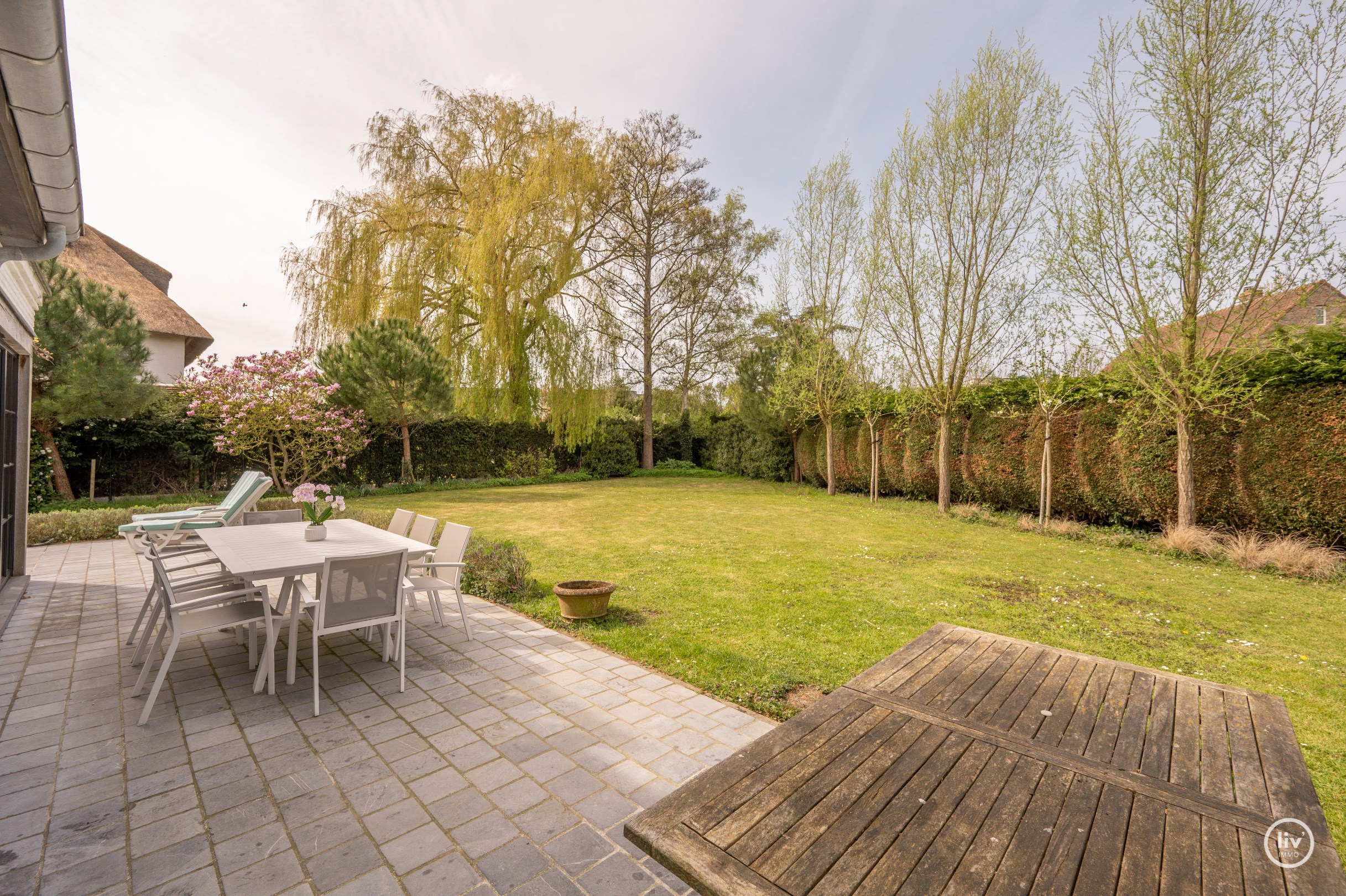 Prachtige vrijstaande villa rustig gelegen te Monikkendreef op een mooi perceel van 1000m2. 