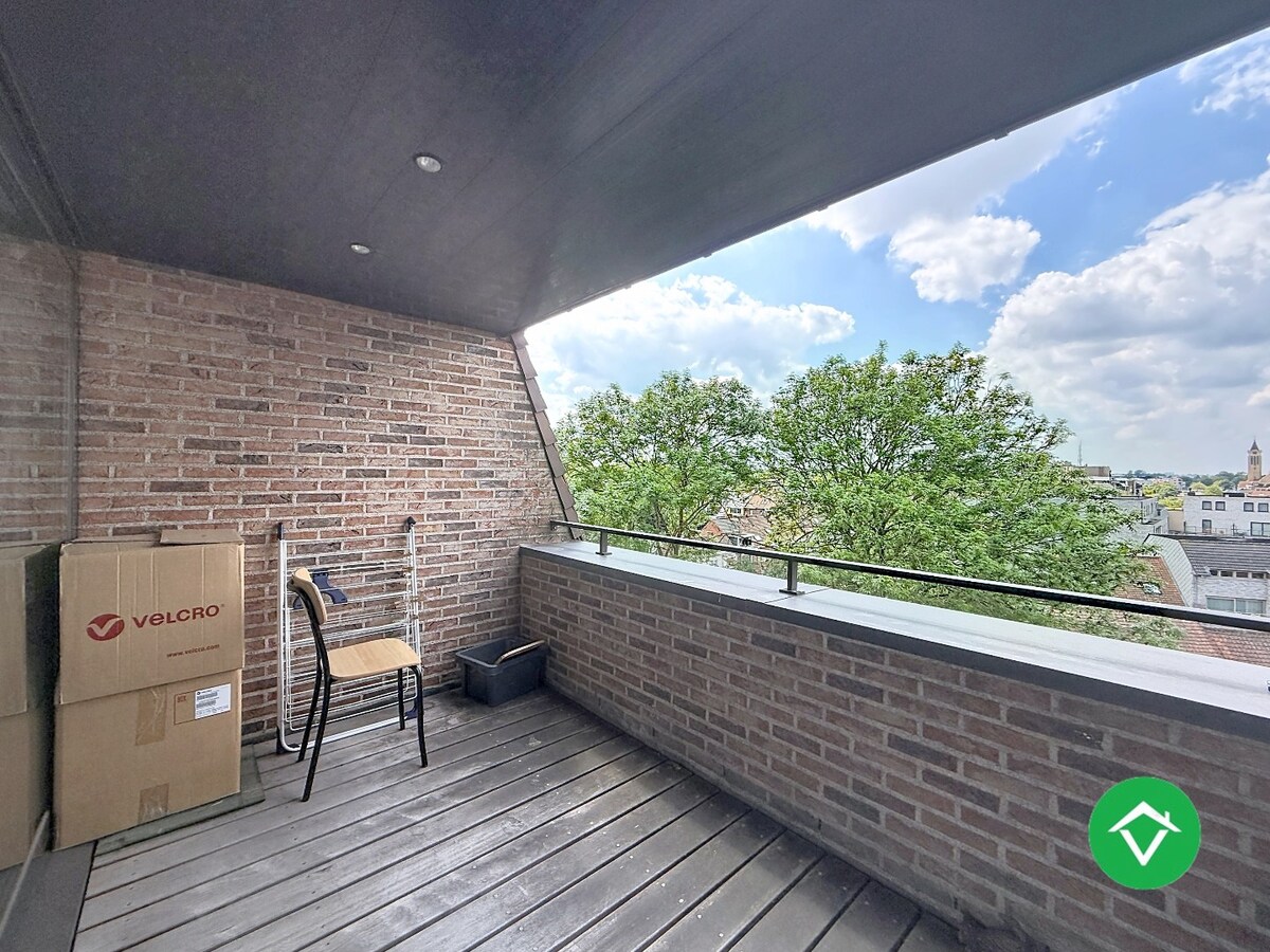 Instapklaar dakappartement met 4 slaapkamers, 2 terrassen en autostaanplaats te Roeselare (160m²) 