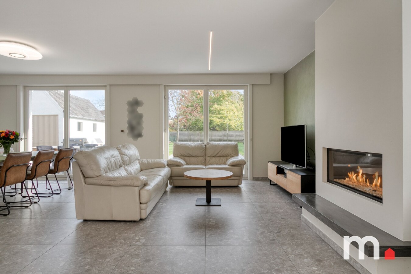 Unieke Villa te Roeselare met Zwembad en 5 slaapkamers op 987m² ! 