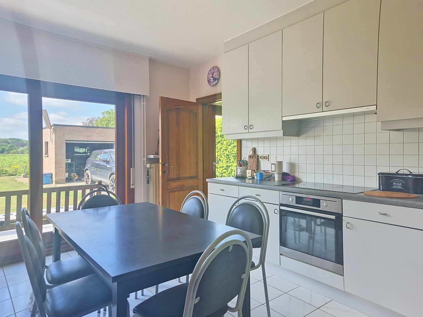 Woning met 4 slpks, tuin en dubbele garage 