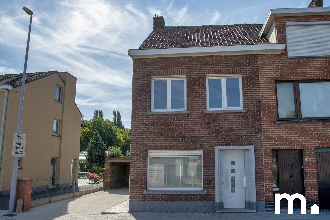 Kloeke half open bebouwing in Desselgem met tuin, terras en garage ! 