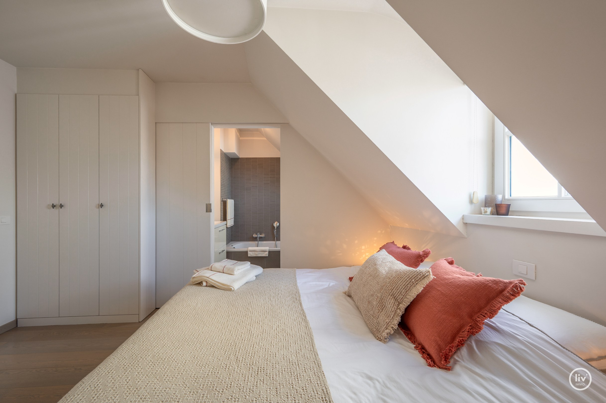 Appartement en duplex ensoleillé et spacieux avec terrasse orientée plein sud situé dans la Zoutelaan à Knokke. 