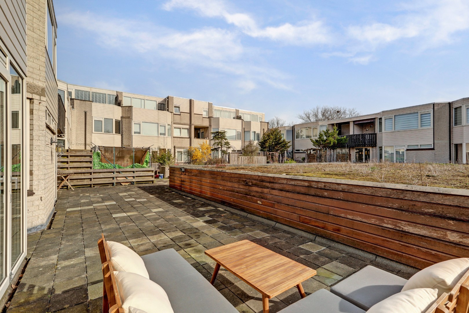 Ruime 4- (voorheen 5) kamer woning op 1e etage met riant terras van 45 m² en een berging en overdekte parkeerplaats op begane grond. 