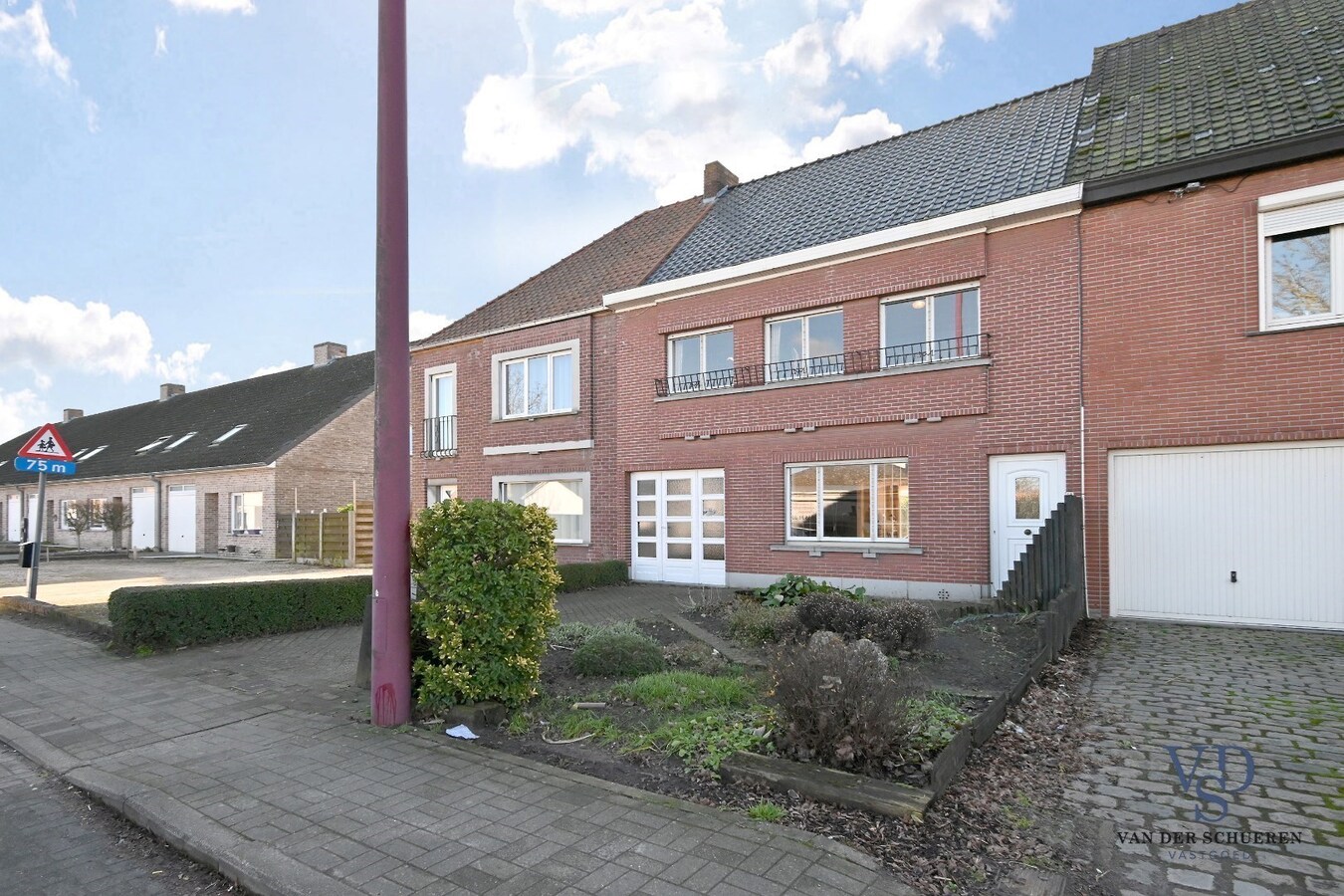 Degelijke, ruime woning (op te frissen). 