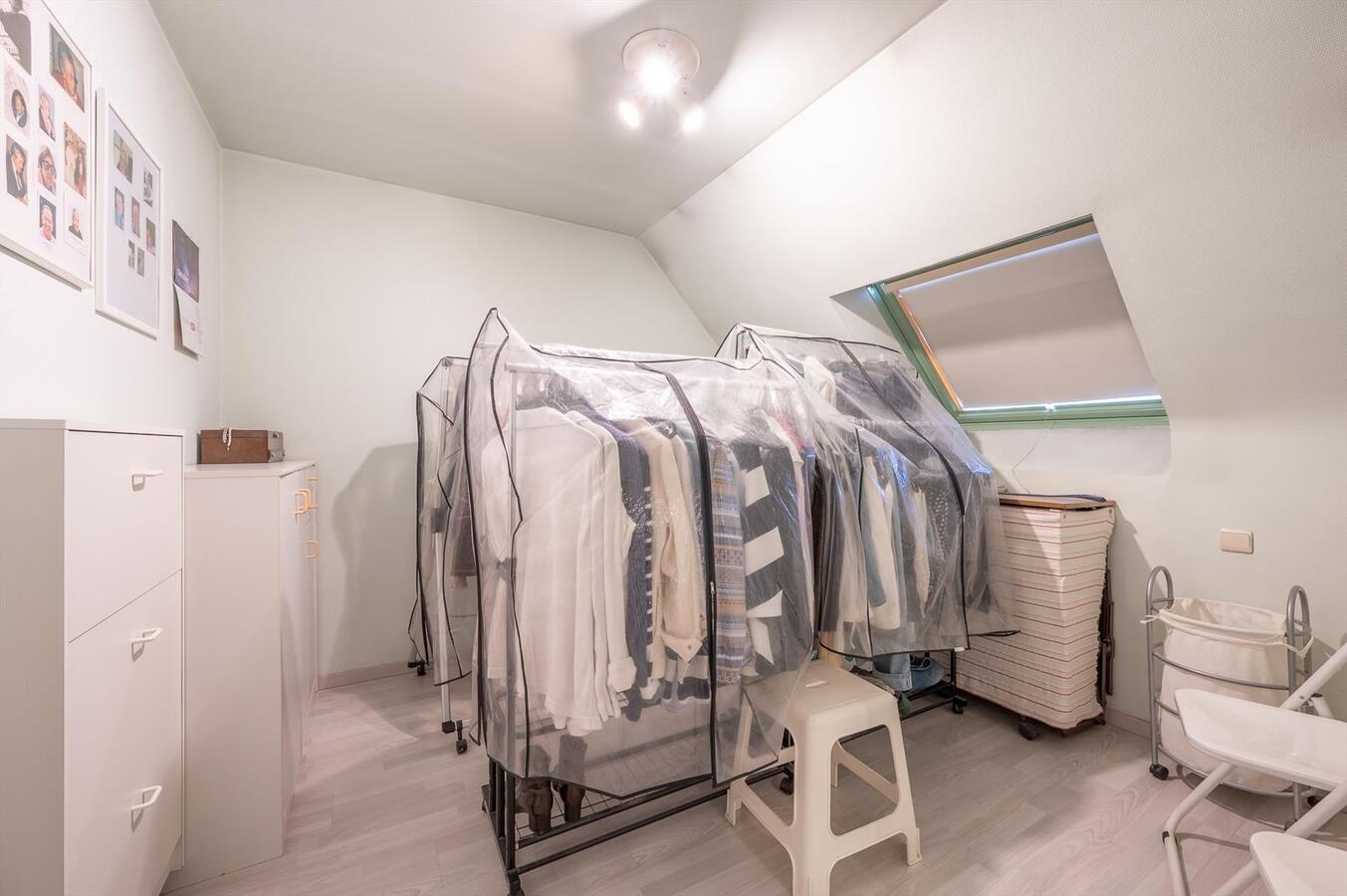 Goed gelegen woning met 4 slaapkamers, tuin &amp; parkeerplaats te Duinbergen 