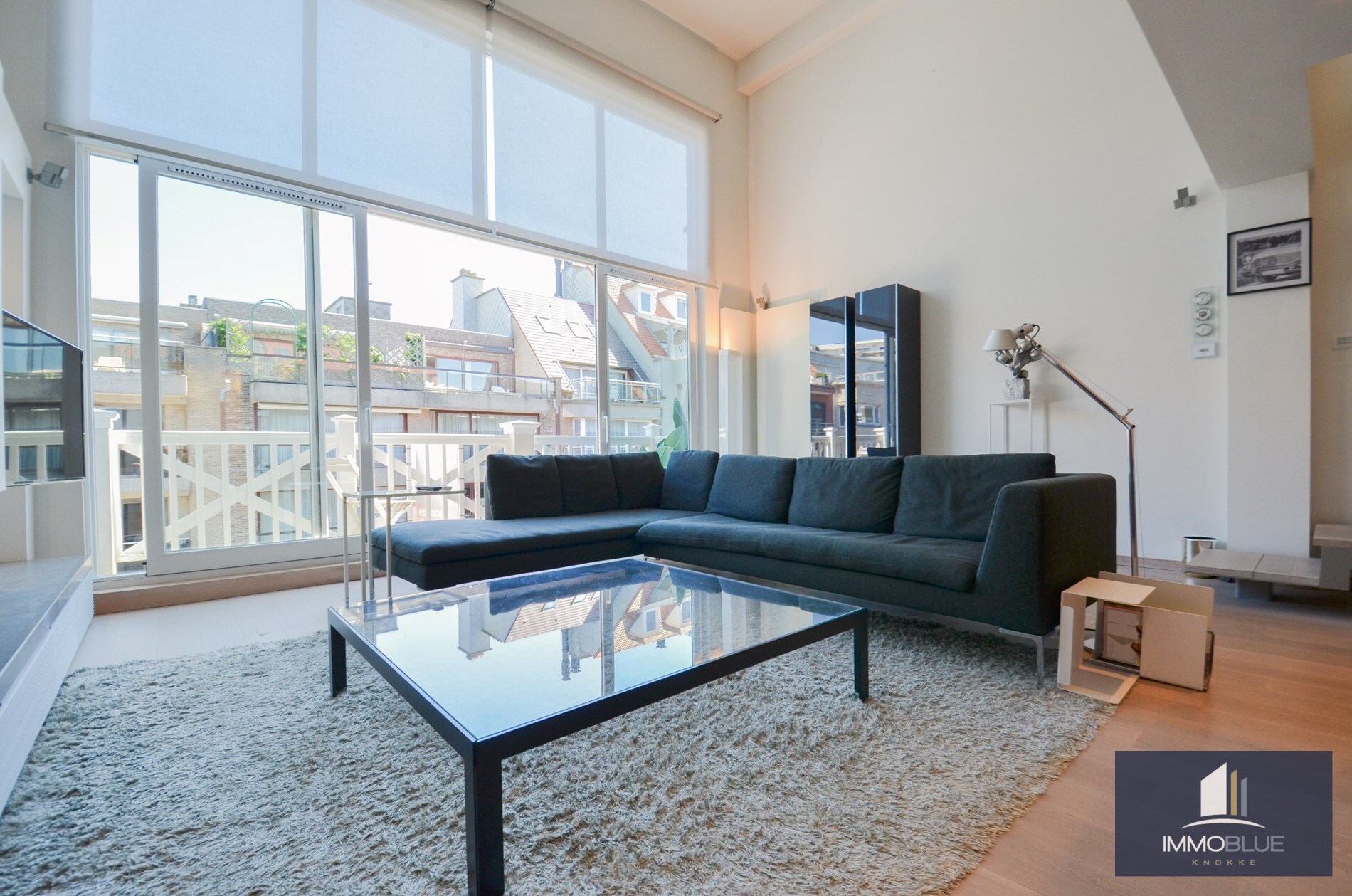 Duplex mezzanine lumineux et spacieux à louer, situé à deux pas de la mer. 