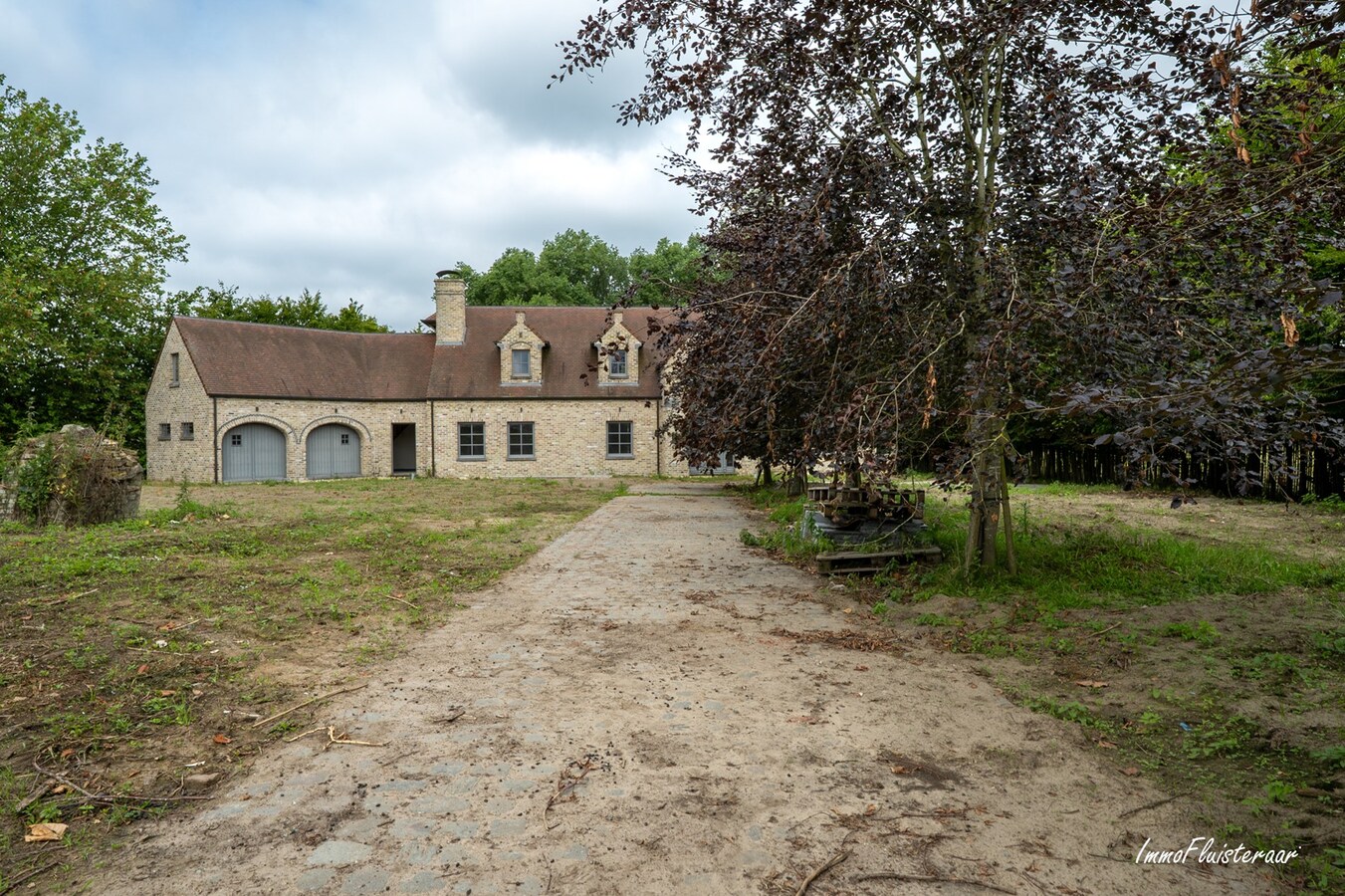 Hoogwaardige ruwbouwvilla met bijgebouw en weide 