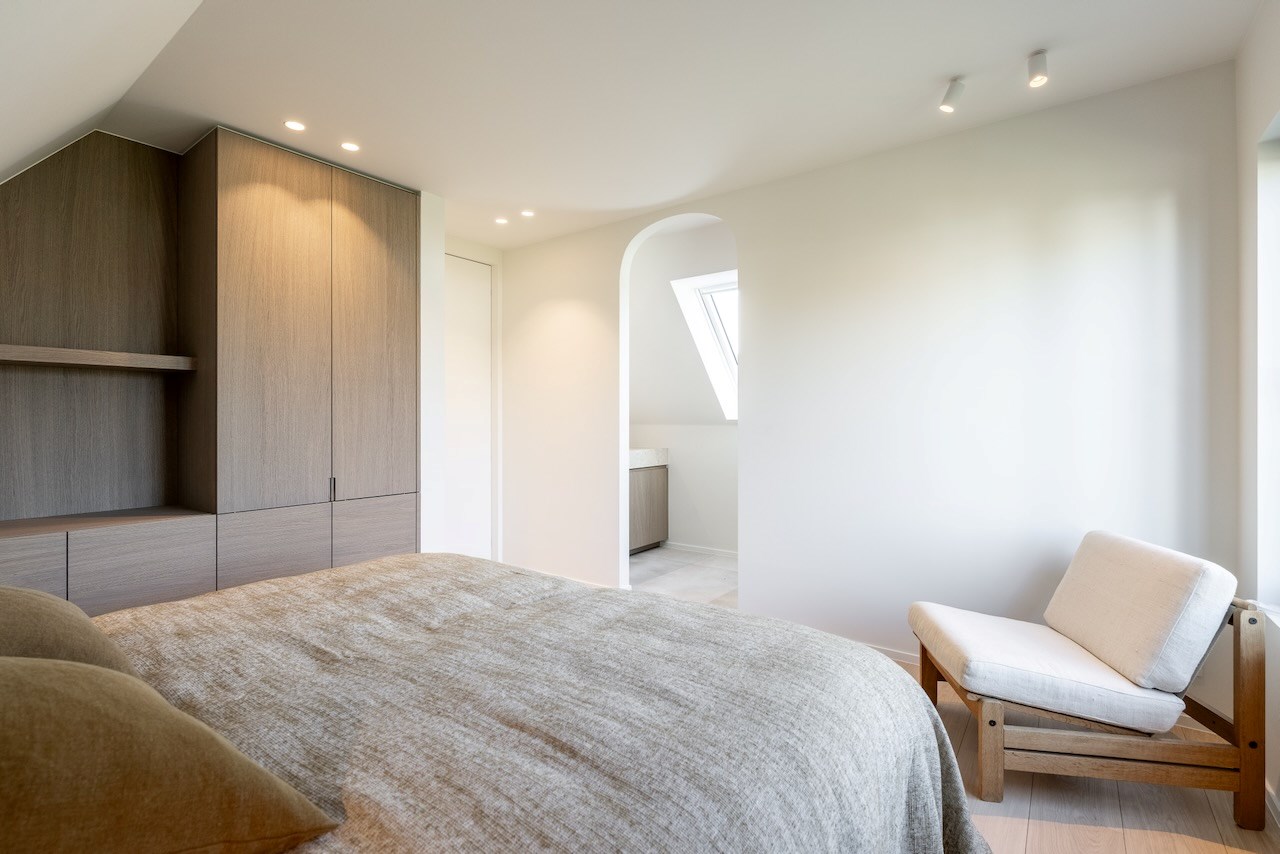 Cette magnifique maison individuelle rénovée avec une allée située dans un quartier calme à Knokke, offre tout ce dont vous avez besoin pour vivre confortablement. 