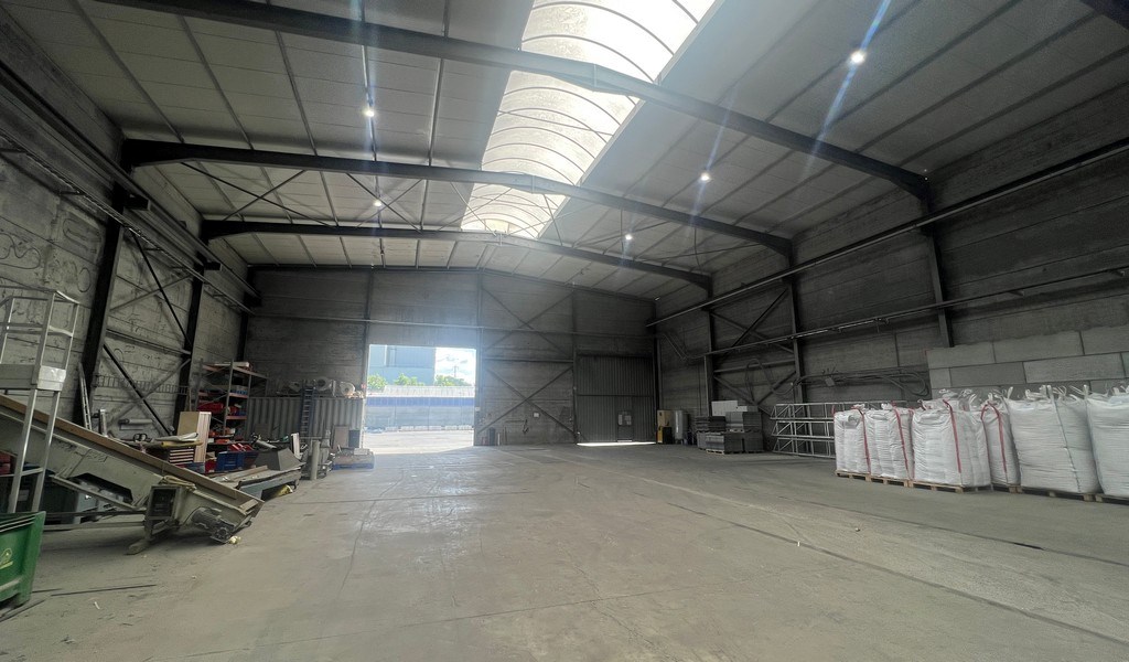 Loods met verharde buitenruimte te huur in Waregem