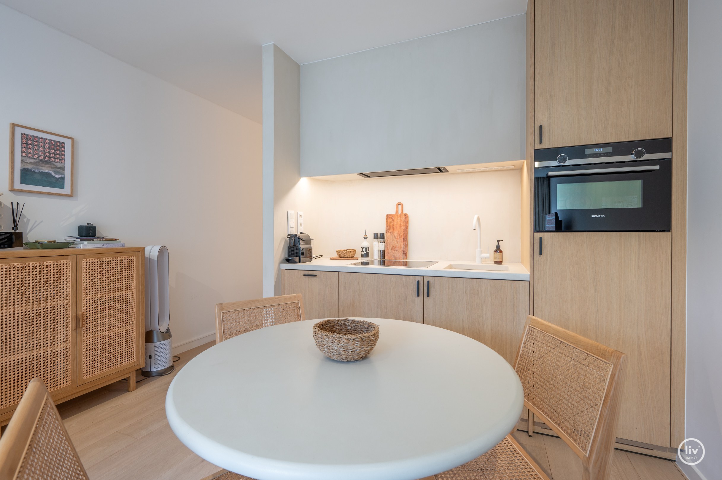 Prachtig integraal gerenoveerde studio gelegen op de vierde verdieping te Van Bunnelaan. 