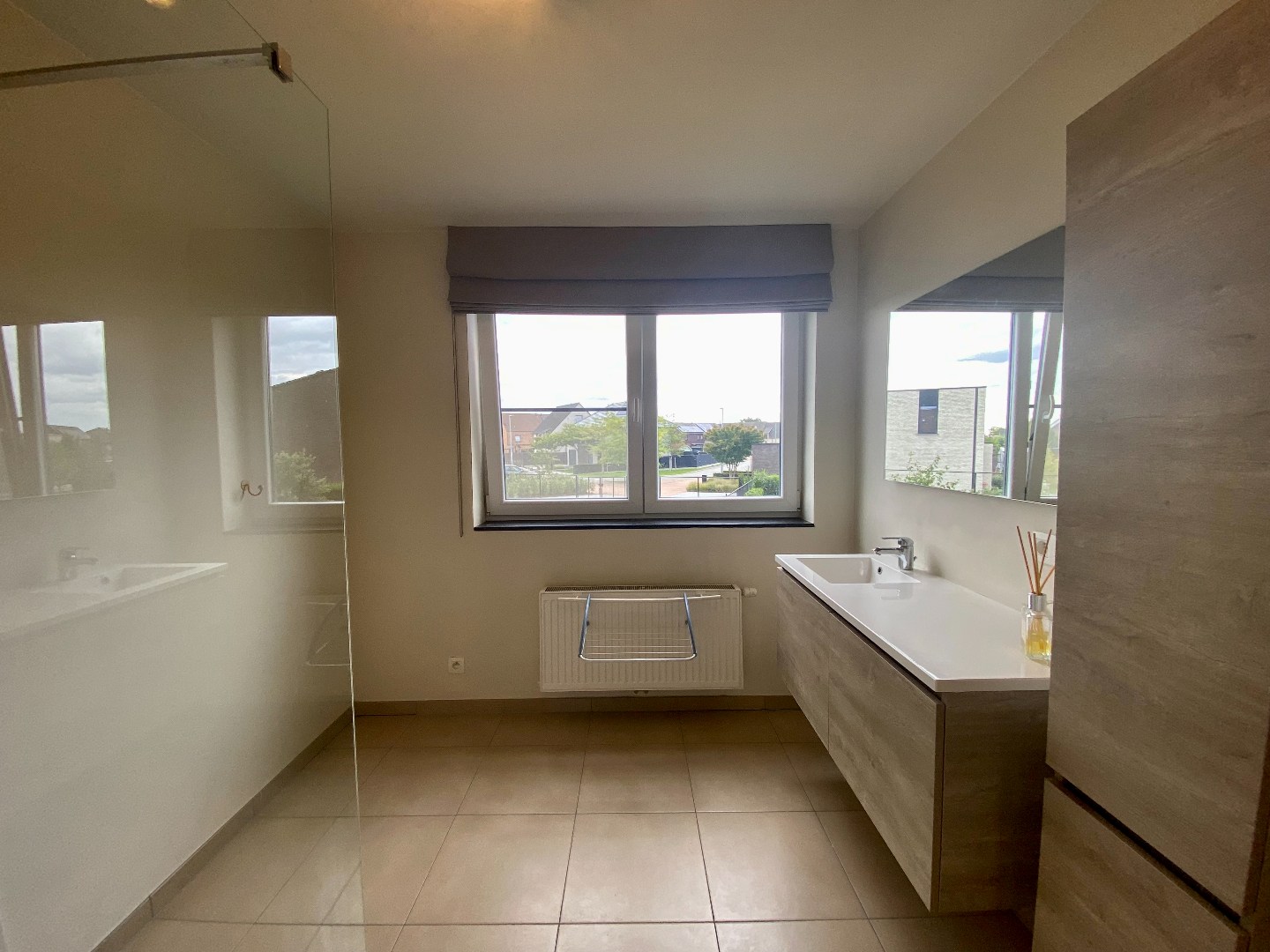 Ruime en recente halfopen bebouwing met 3 slaapkamers, carport en ruime tuin 