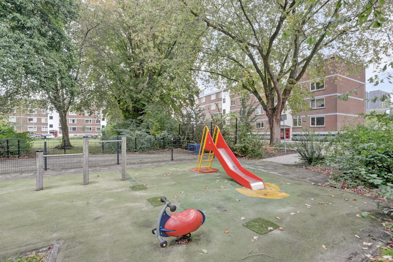 Instapklaar 3 (voorheen 4) kamer appartement op de vierde verdieping met moderne keuken en badkamer, balkon op het zuiden en berging in de onderbouw. 