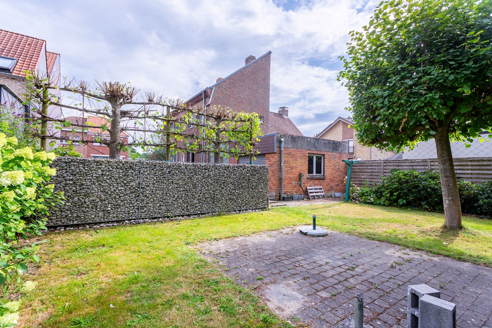 Halfopen gezinswoning met grote tuin en garage 