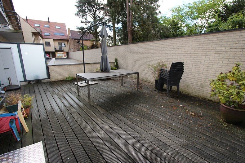 Gelijkvloers appartement met 2 slaapkamers en garage 